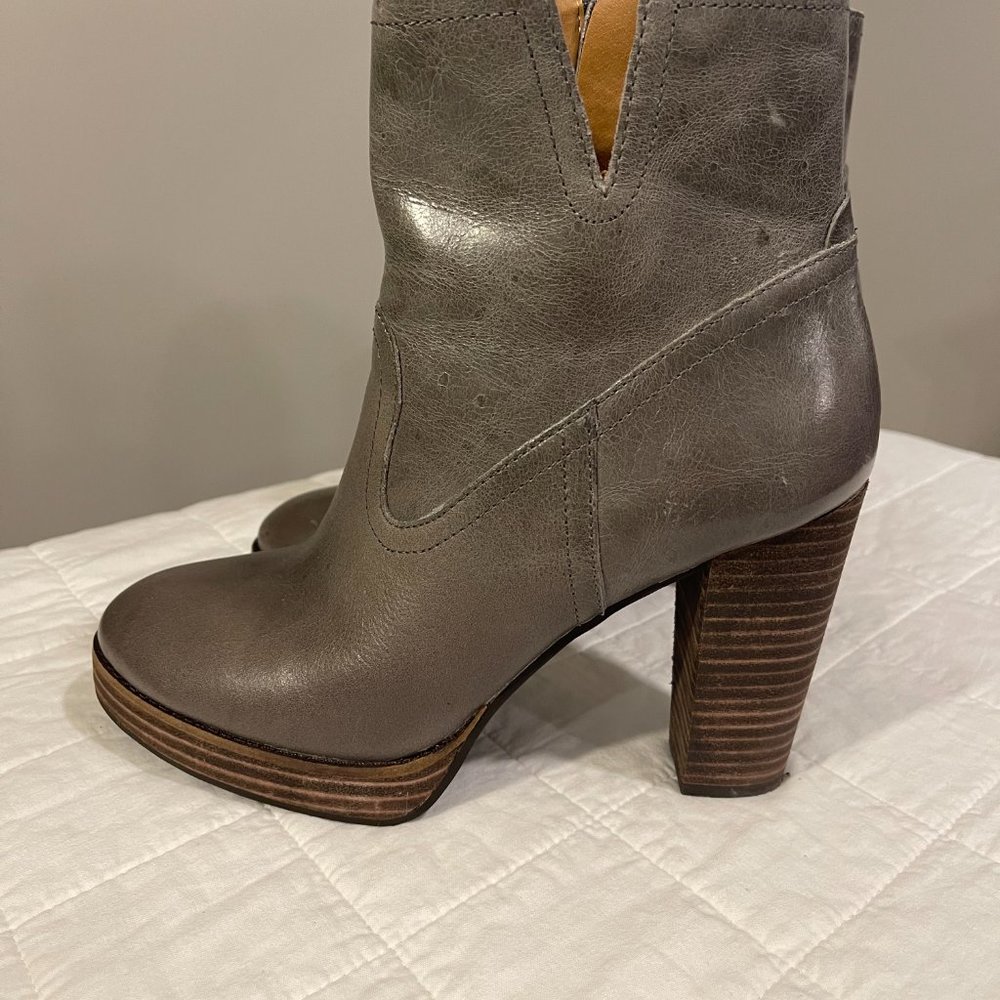 Lucky Brand Womens Quintei Ankle Leather Platform Boots w/original box